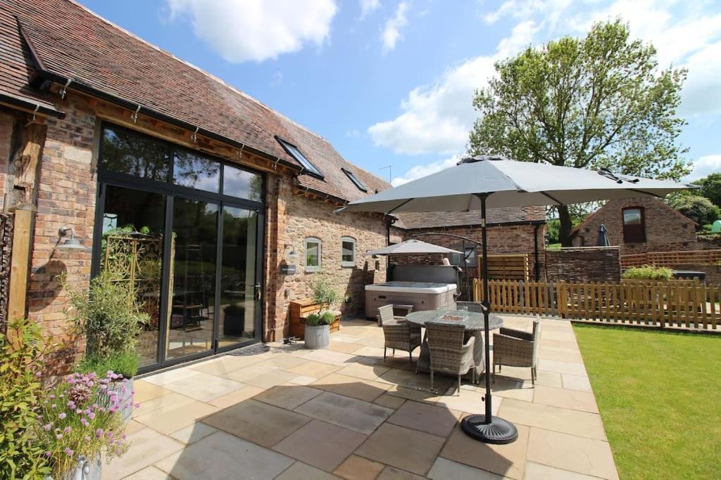 The Cart House - Beautiful Contemporary Barn - Hot Tub Apartment Bridgnorth
